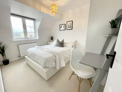 Bright Double Bedroom  in Modern House  Main Photo