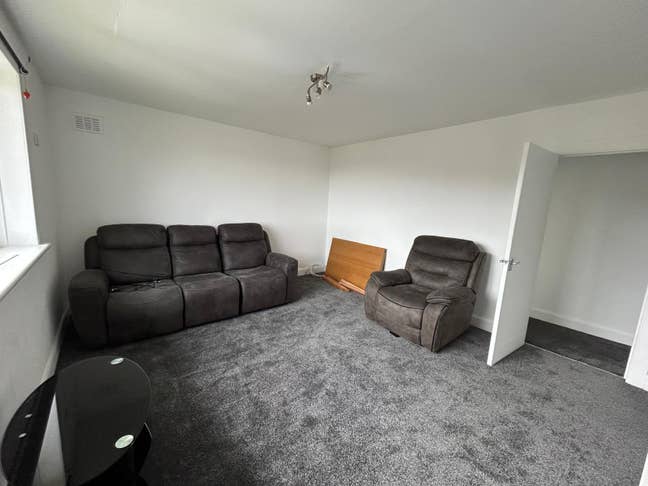 Exceptionally spacious 2-3bed nr shops/schools Main Photo