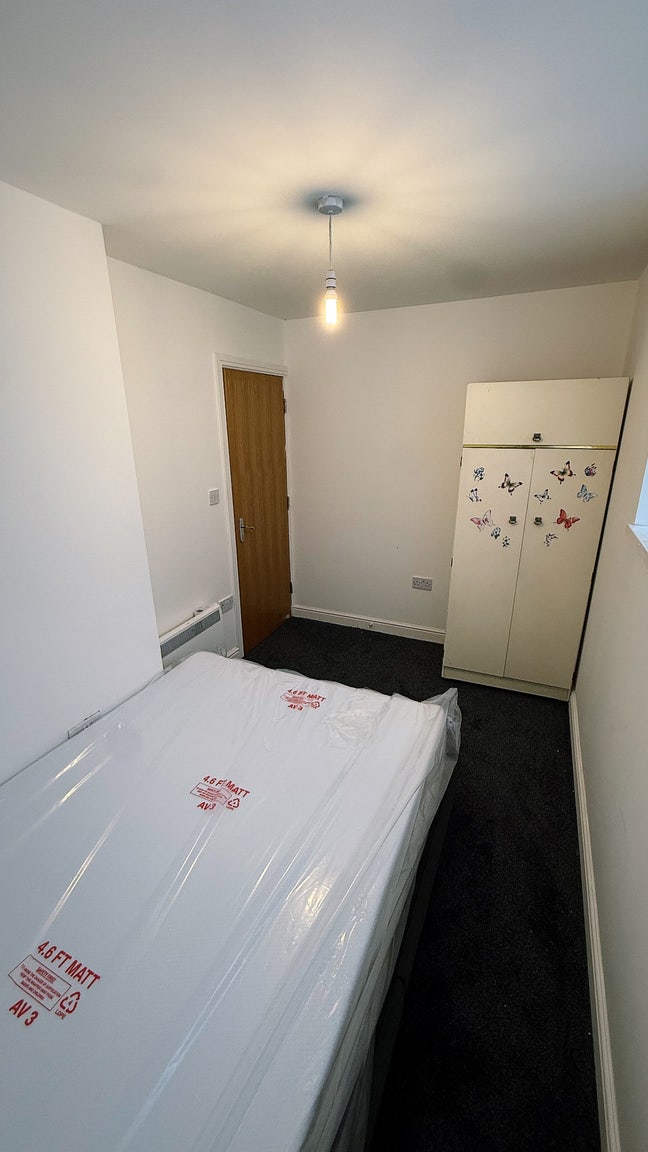 One room in a 2 bed apartment  Main Photo