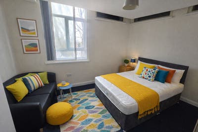 Double bed available in a 2-bed flat in Bridgwater Main Photo