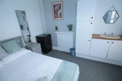🏡 Spacious Double Room |💡 All Bills Included|  Main Photo