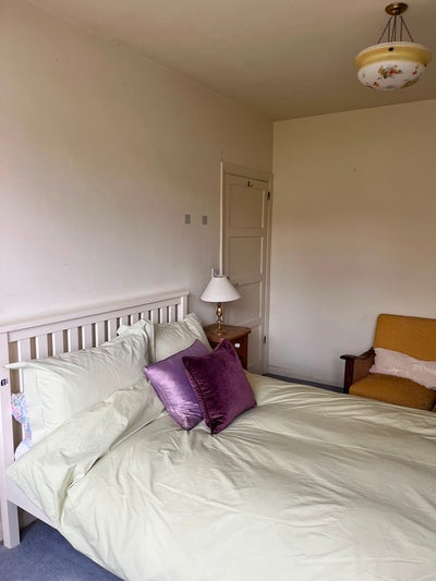 Double room in family house close Station   Main Photo