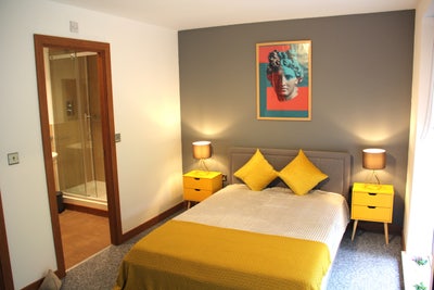 Beautiful Lux on-suite room - available October !  Main Photo