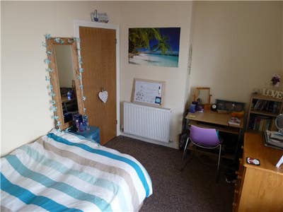 2 Student Rooms Available!! Just Down from Aldi!! Main Photo