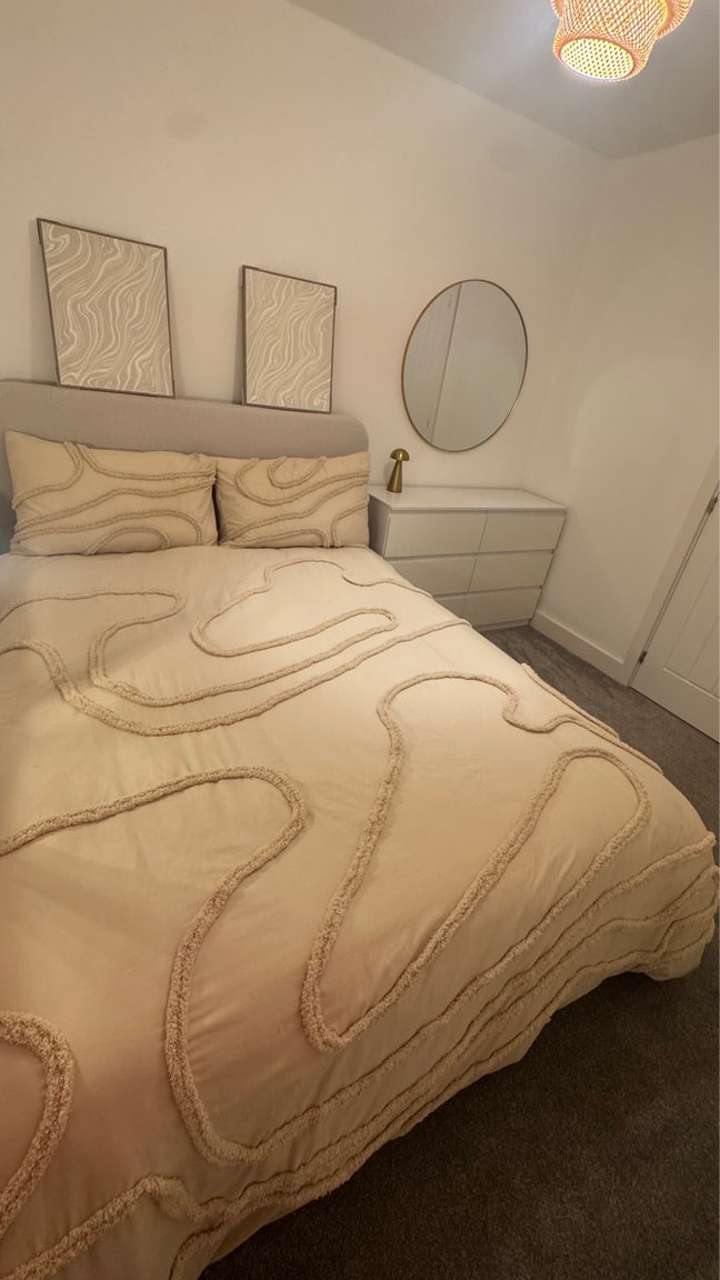 Beautiful Double Room Available for Long-Term Rent Main Photo