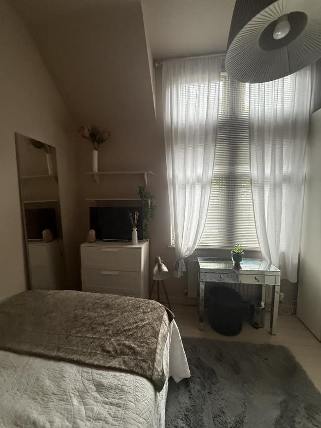 Stunning double room in a design led home  Main Photo