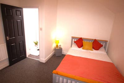 Spacious Ensuite Room | All Bills Included Main Photo