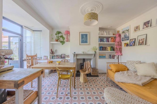 Beautiful, Sunny Room in Friendly Family Home Main Photo