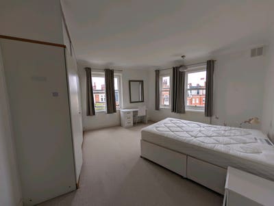 Large master bedroom Main Photo