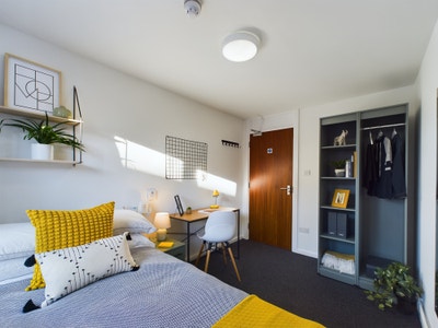 Student House Bills Incl + &pound;0 Deposit - Brookside Main Photo