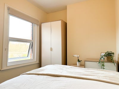 Double Room in HMO in High View Rd, near Station Main Photo