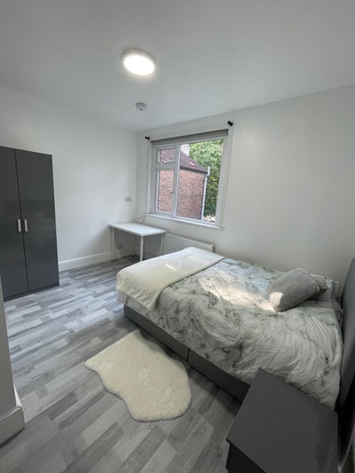 En-suite Double Available near town centre! Main Photo