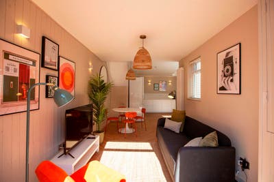 Stylish 6-Bedroom Student House in Whitworth Park Main Photo