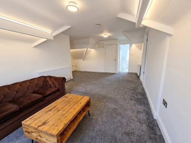 🏡 1-Bedroom Flat|Mount Pleasant|Partly-Furnished Main Photo