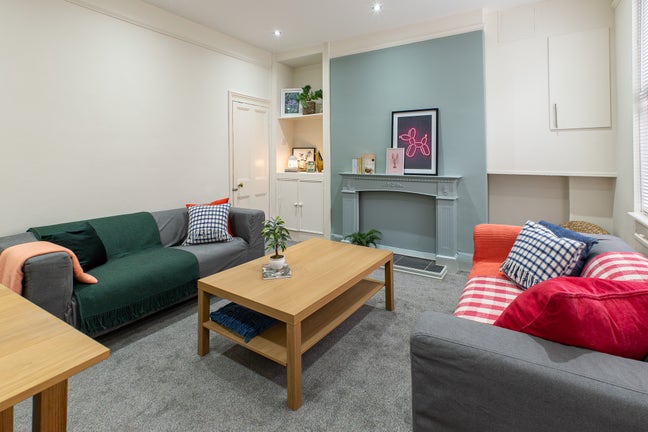 5-bed Professional Houseshare - 16 Ash Road Main Photo
