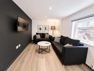 1 En Suite in a 3 Bed Flat, in a Great Location! Main Photo