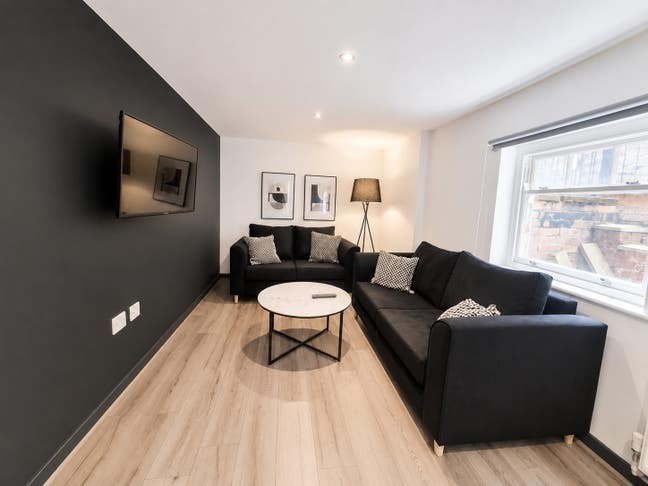 1 En Suite in a 3 Bed Flat, in a Great Location! Main Photo