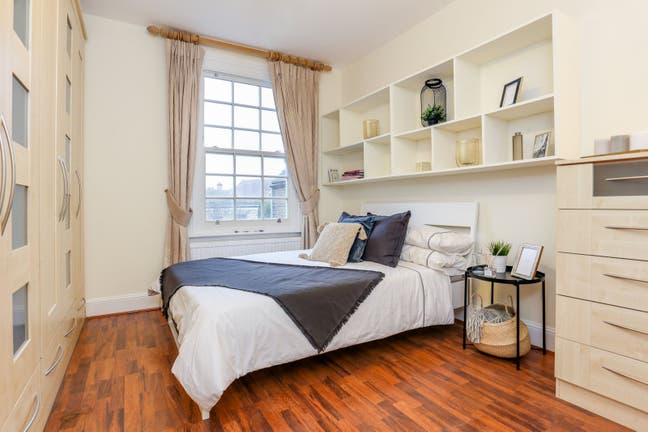 😎 5 min walk to Ealing Broadway! Three bathrooms! Main Photo