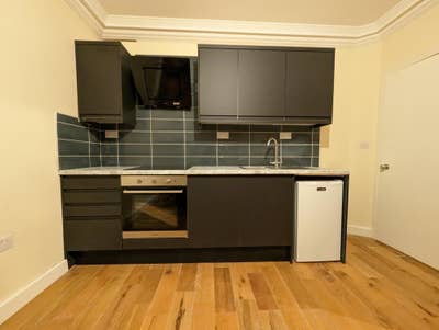 *Incl All Bills* Studio Near Station & Shops Main Photo