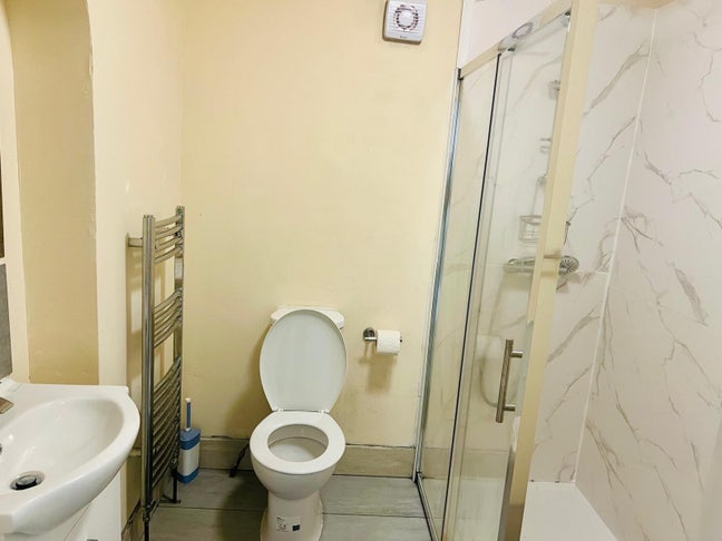 2 Double rooms available at Chigwell  Main Photo