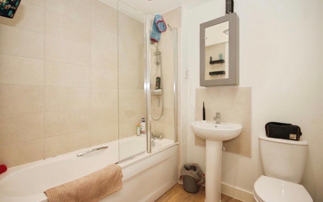 Double Room in Modern House Share – opposite JLR Main Photo