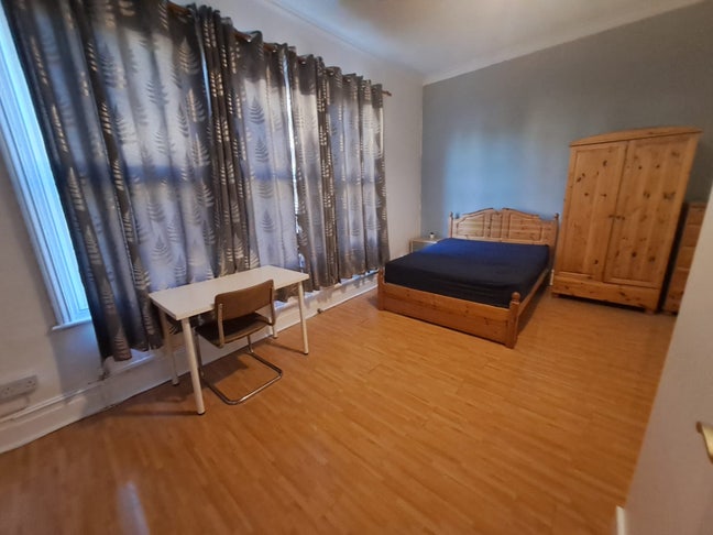 🛏 Large Ensuite for Single Use in Finchley Road Main Photo