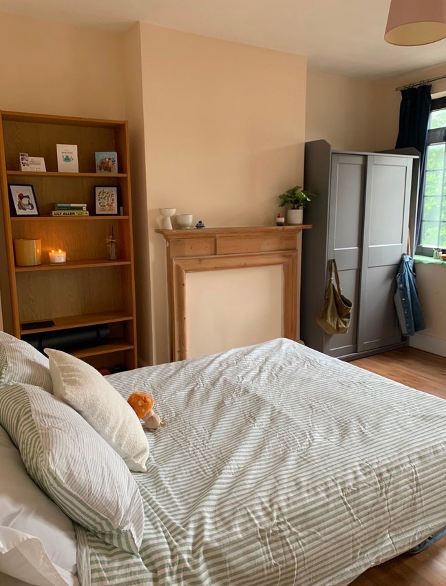 Double room available in sociable Brixton Flat  Main Photo
