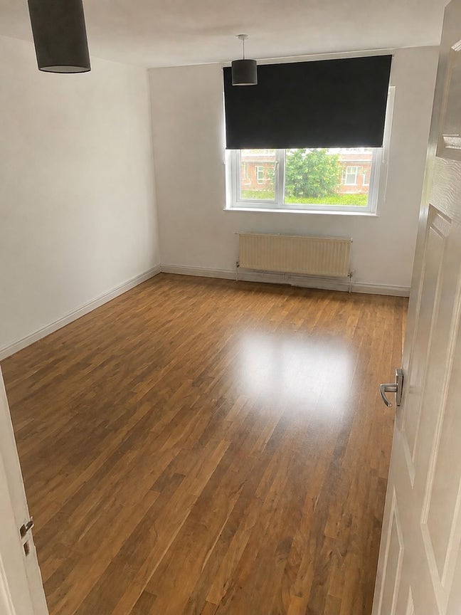 1 or 2 rooms in a 3 bedroom flat in East Horsley Main Photo