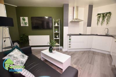 🏡 Luxury 2-Bed Flat | Fully Refurbished | All Bil Main Photo