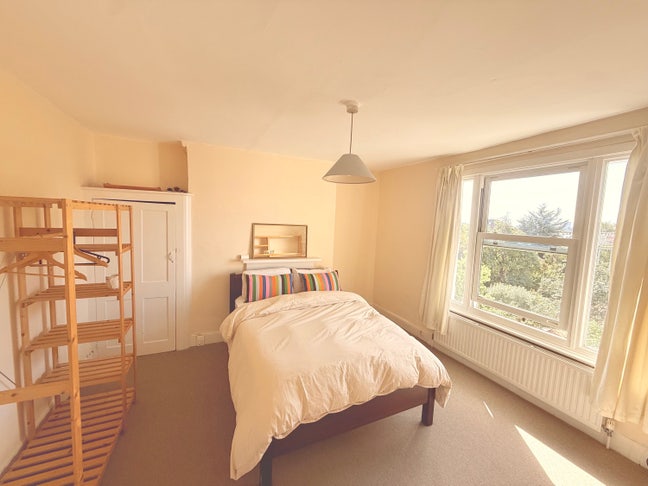 Lovely large bright room- short term considered Main Photo