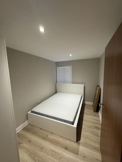 Room with own bathroom - edge of town centre  Main Photo