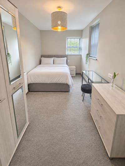 1 Large Double En-Suite  Room Available in CH44! Main Photo