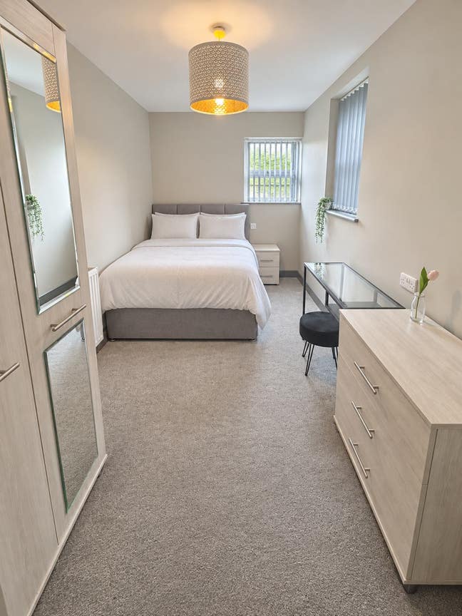 1 Large Double En-Suite  Room Available in CH44! Main Photo