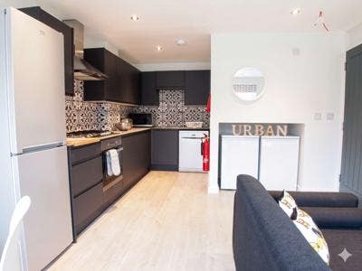 🚇 Modern Double Ensuite Room – 12 Mins to Tube!  Main Photo