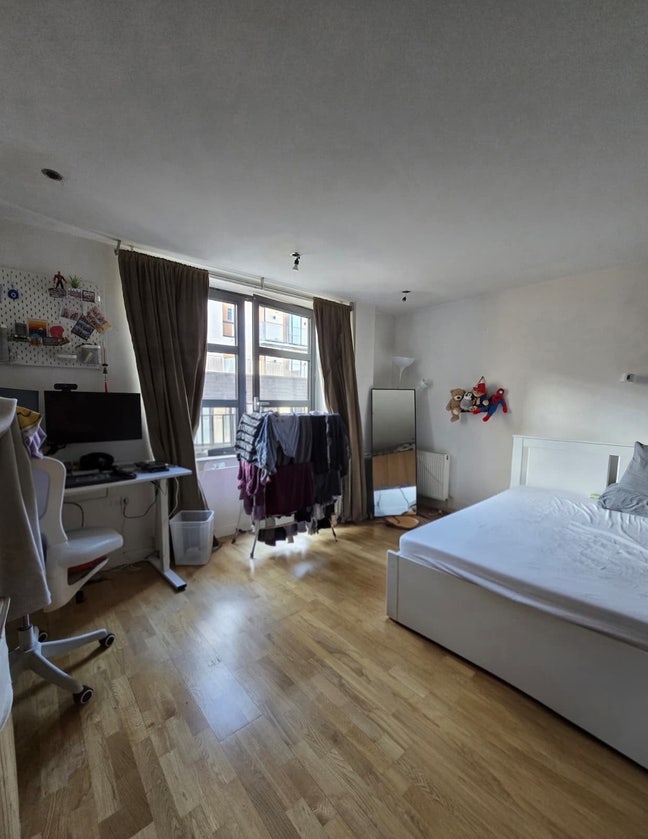 Massive room in Shoreditch flat  Main Photo