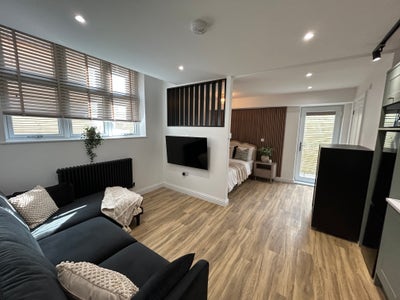 Beautiful Studios - Rushden- Bills Inc Main Photo