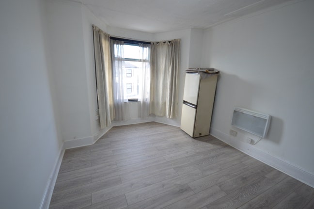Small One Bedroom First Floor Fllat with Parking Main Photo