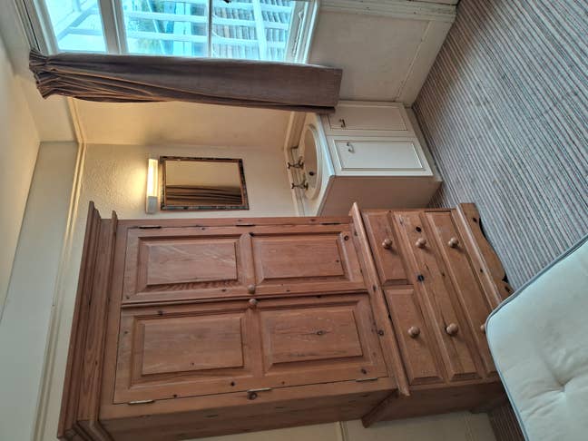 Large  Bright Room in a Lovely House Main Photo