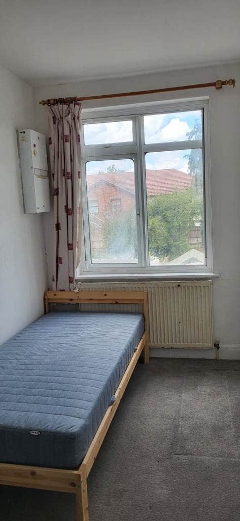 Large Single Room to Let – TW5 Main Photo