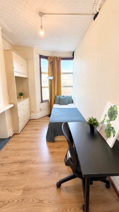 Zone 2, Single Room Walking Distance to the Statio Main Photo