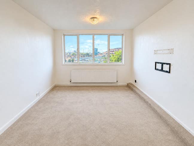 A well-presented one-bedroom furnished apartment i Main Photo