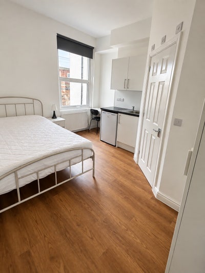 Modern Studio-Style En-Suite Room Main Photo