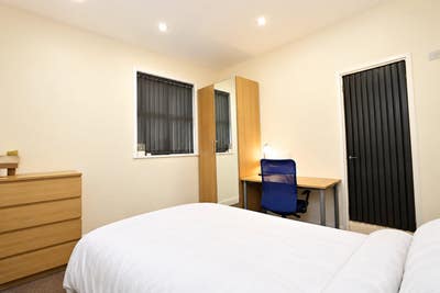 Spacious Furnished Double Room – All Bills Include Main Photo