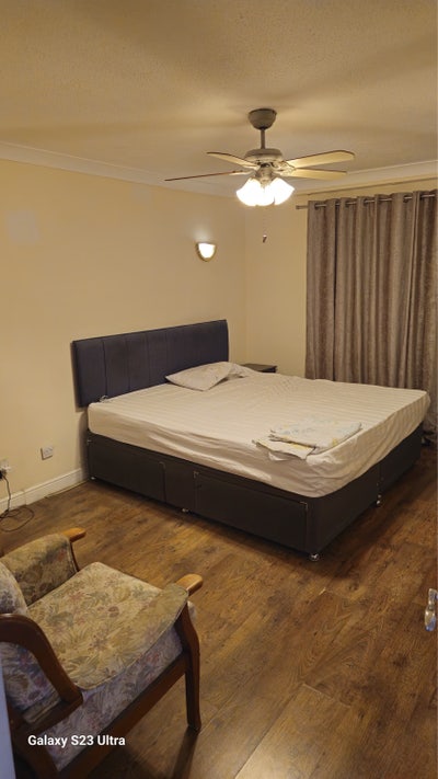 Spacious room available  Main Photo
