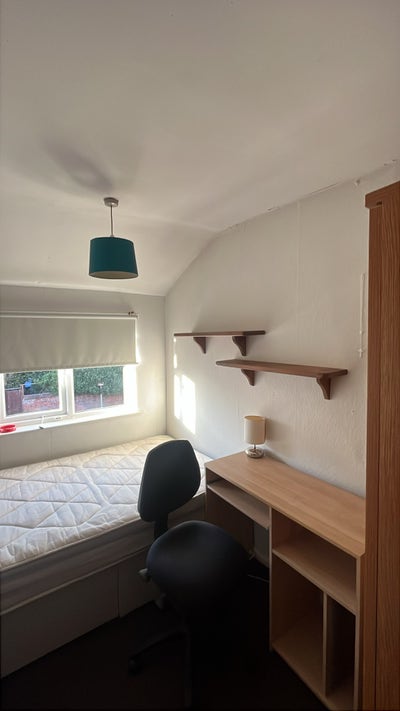 Room in 4 bed flat on iffley Road  Main Photo