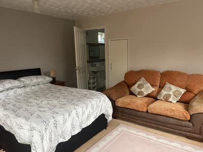 Downstairs Double Room, with En-Suite. Own Entranc Main Photo