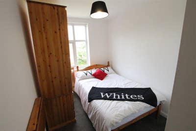 Ensuite Room R2 108 Rothersthorpe Road Main Photo