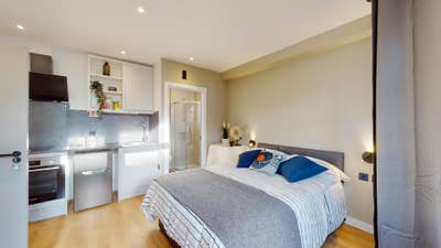 Modern Studio Flat with Private Kitchen & Bathroom Main Photo