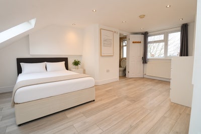 Spacious Rooms~Lovely House in Charming Location Main Photo
