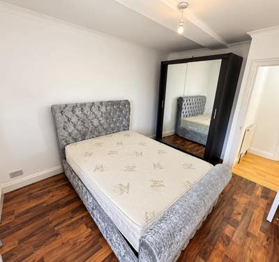 Spacious 1-Bed Flat | Prime Whitechapel Location Main Photo